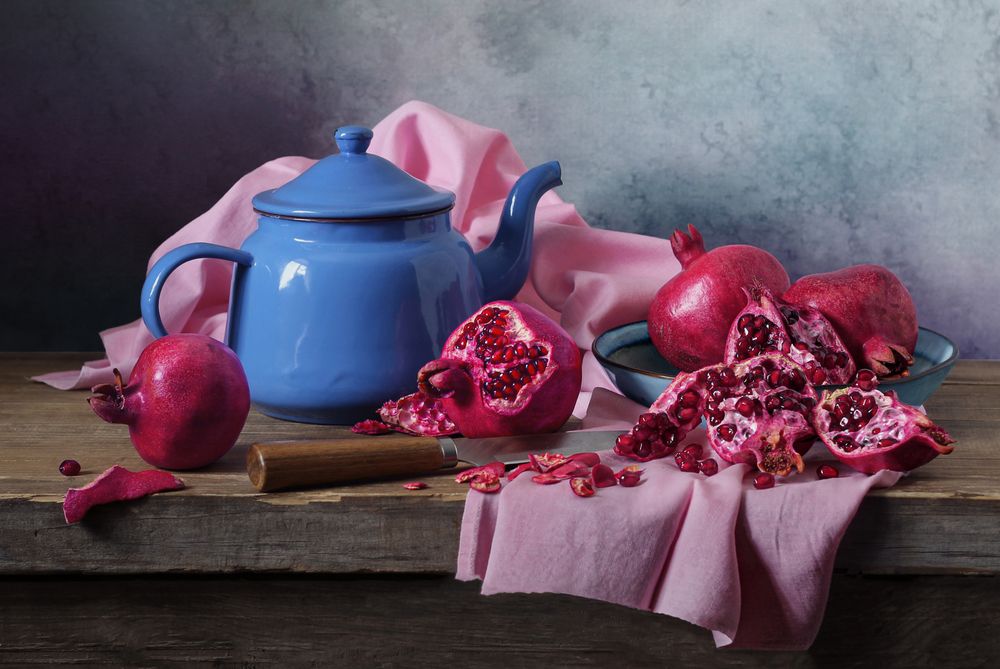 Розовые гранаты и голубой чайник!