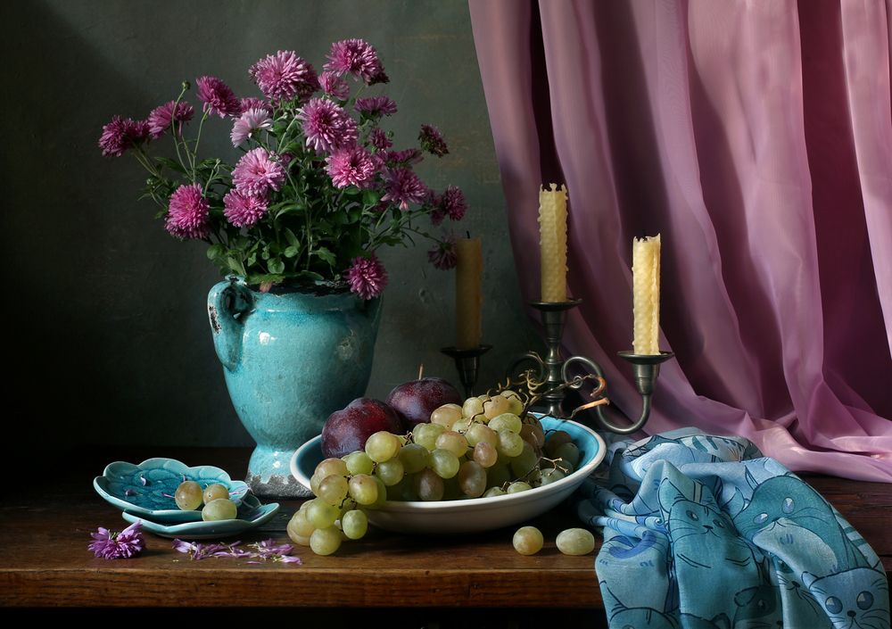 С розовыми хризантемами.