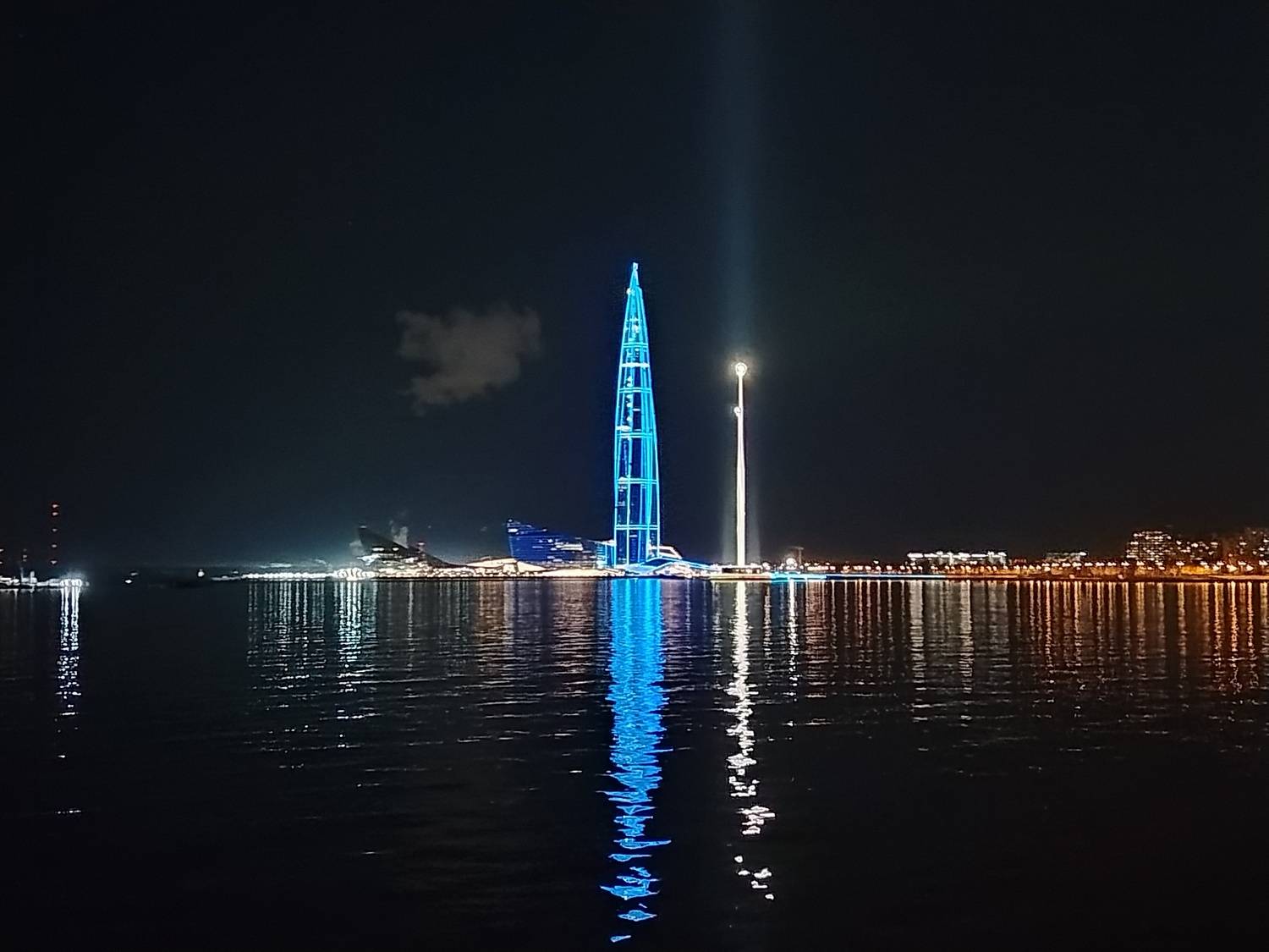 Отражение света на воде . Отражение света на воде .