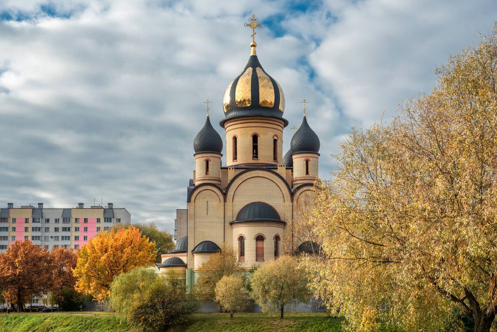 Осенний храм святых Царственных Страстотерпцев