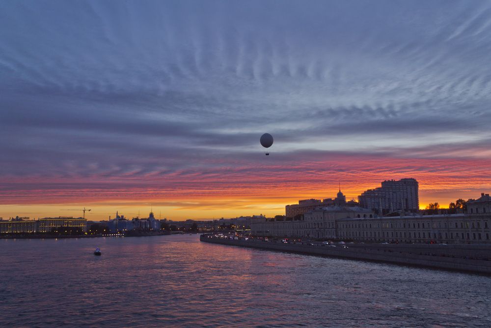 Одна заря сменить другую Спешит, дав ночи полчаса...
