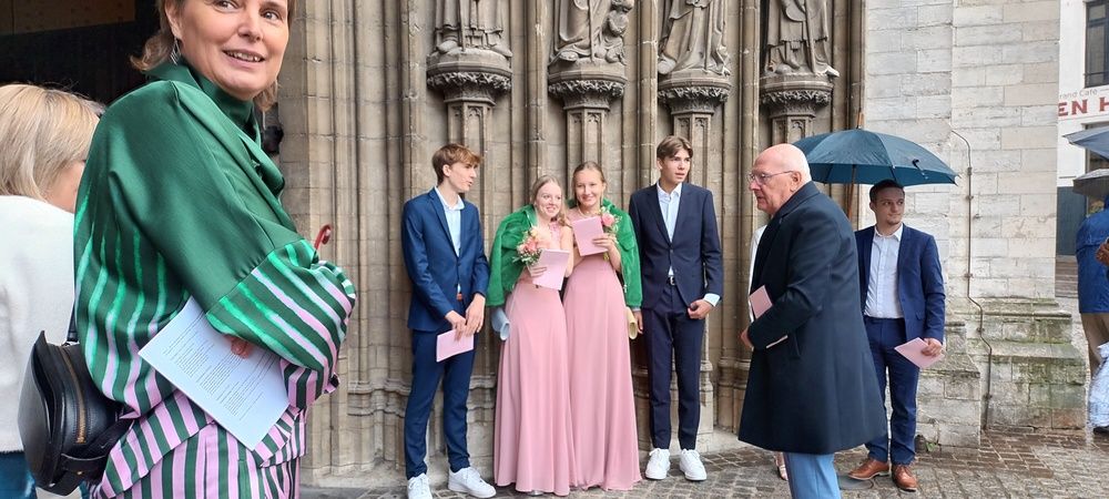 Пастор идёт на службу.....венчать людей