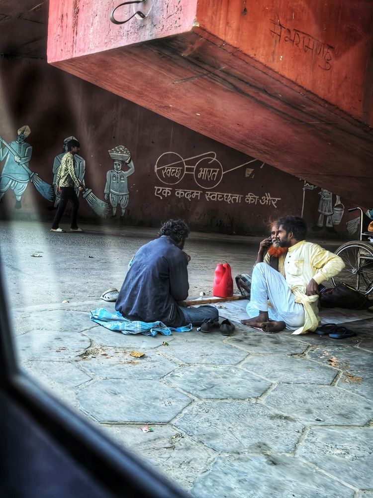 Под эстакадой в Агре, Индия.