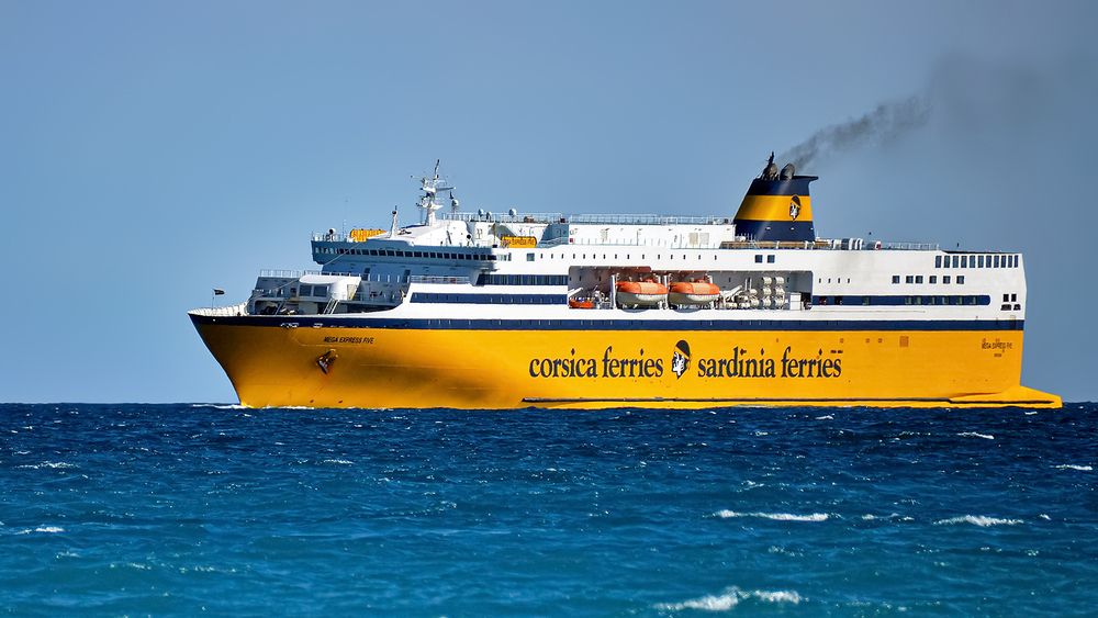 Ах, жёлтый теплоход и синяя волна!