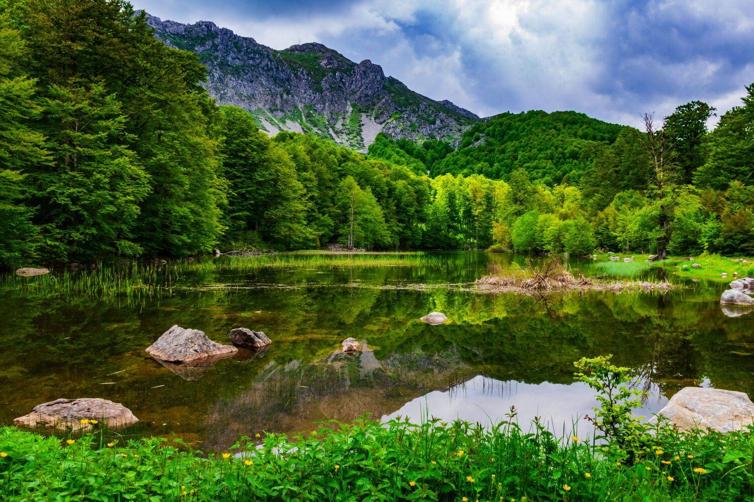Lake Arrena.Grammos Mountain