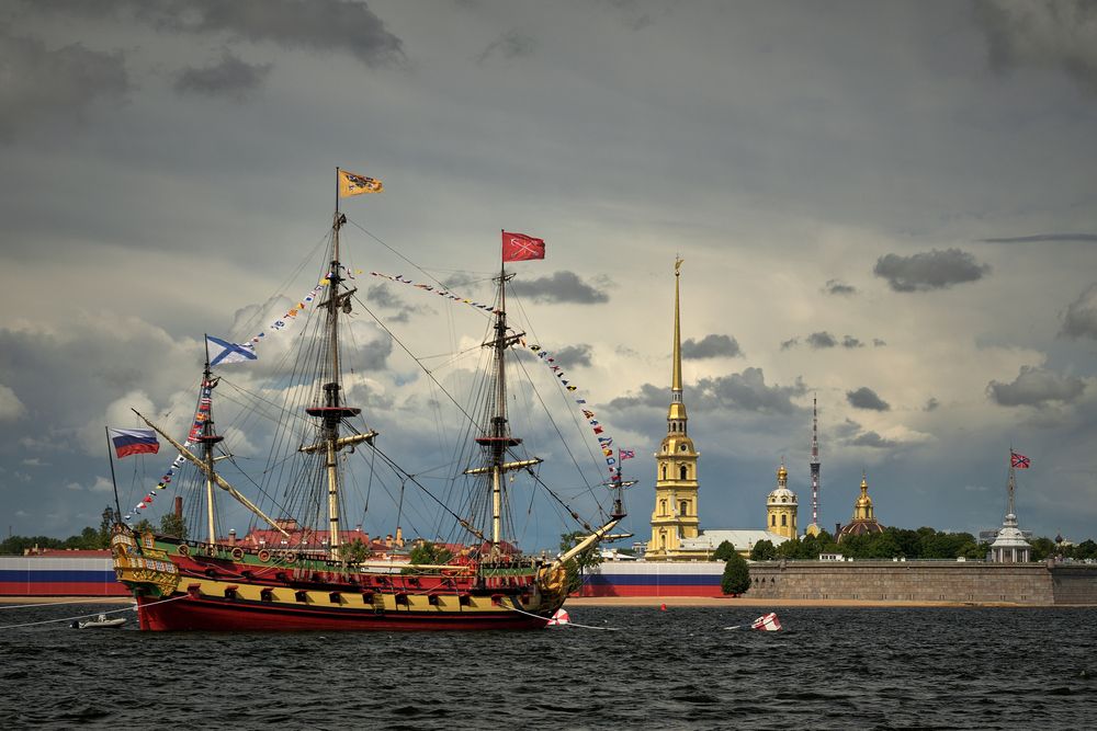 Флаги реют на ветру