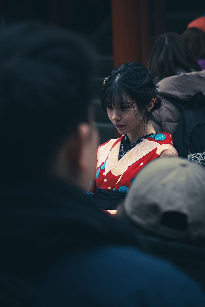Jeune femme dans la foule