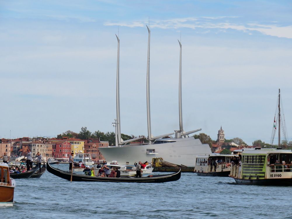 The largest sailing yacht in the world sails in Venice