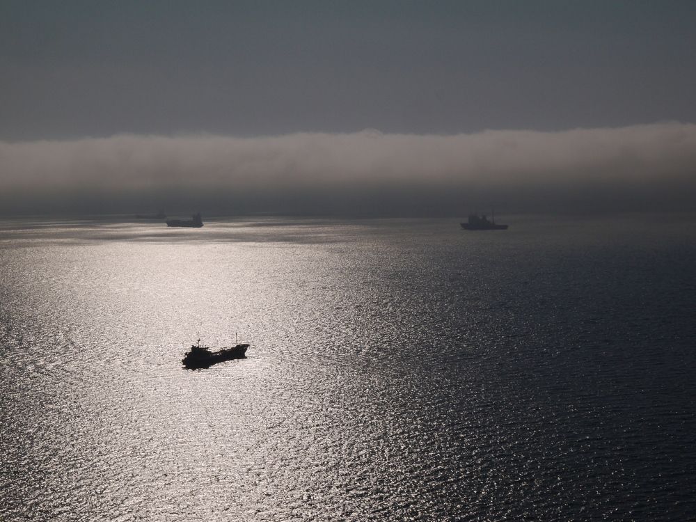 Один в свете солнца.