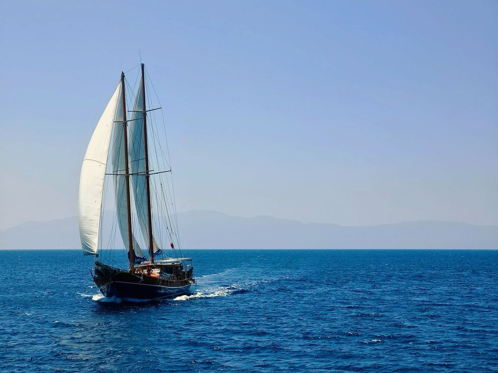 Белеет парус одинокий