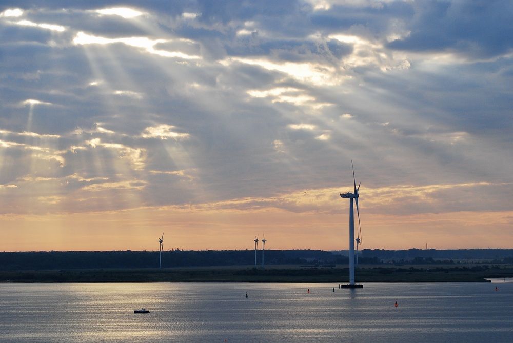 Лучи и водная гладь на Балтике