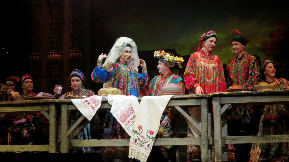 На сцене свадьба