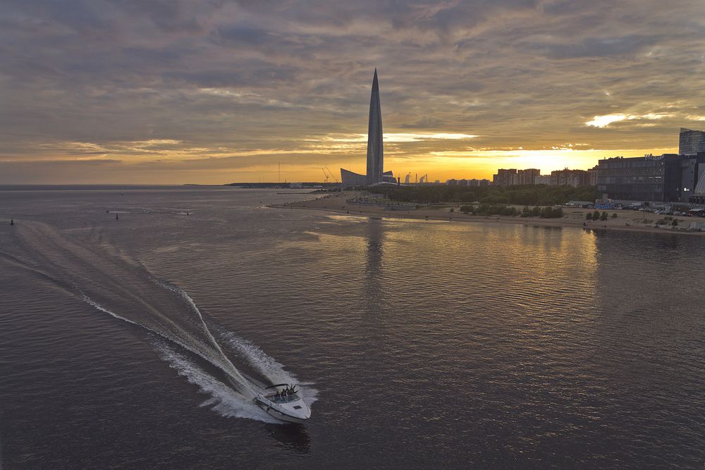 Разрезая водную гладь.