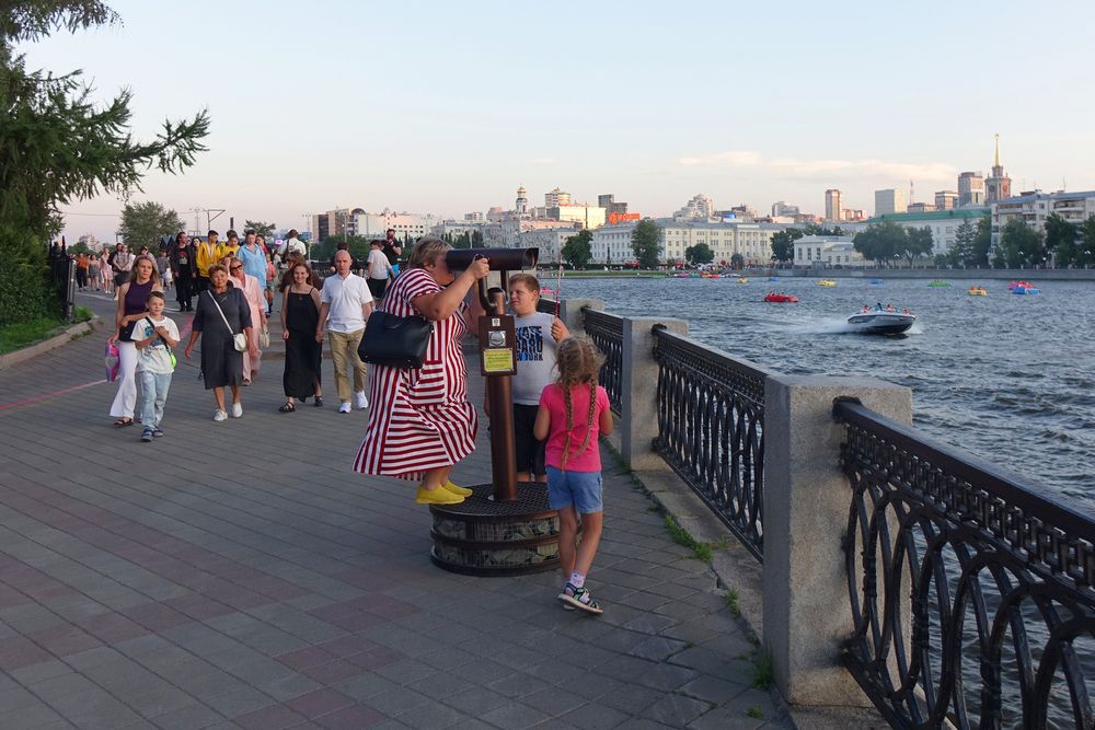 СМОТРЯЩАЯ  В  ДАЛЬ…