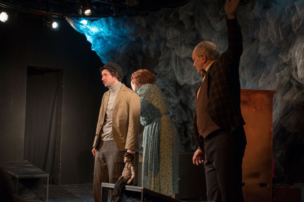 Идёт спектакль.