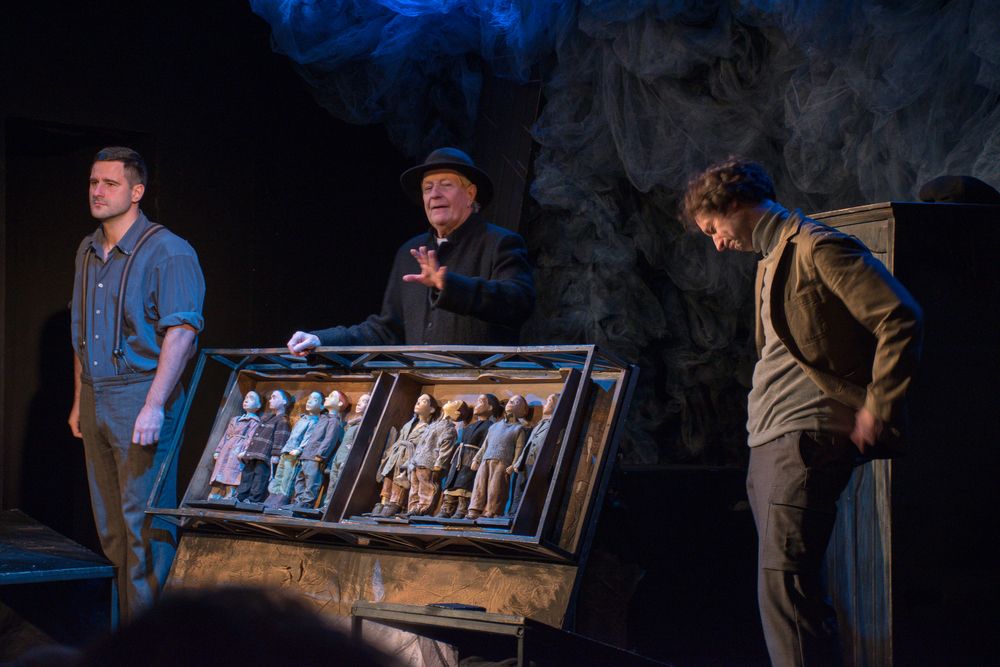 Идёт спектакль.