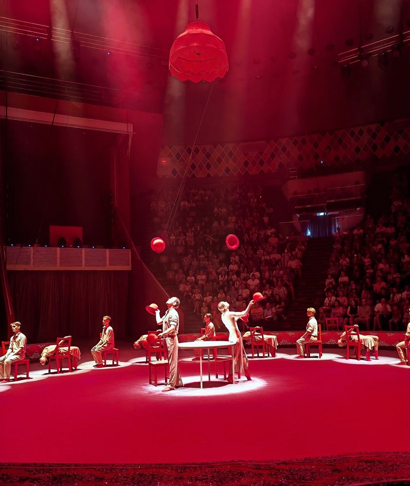 Танец со шляпами.