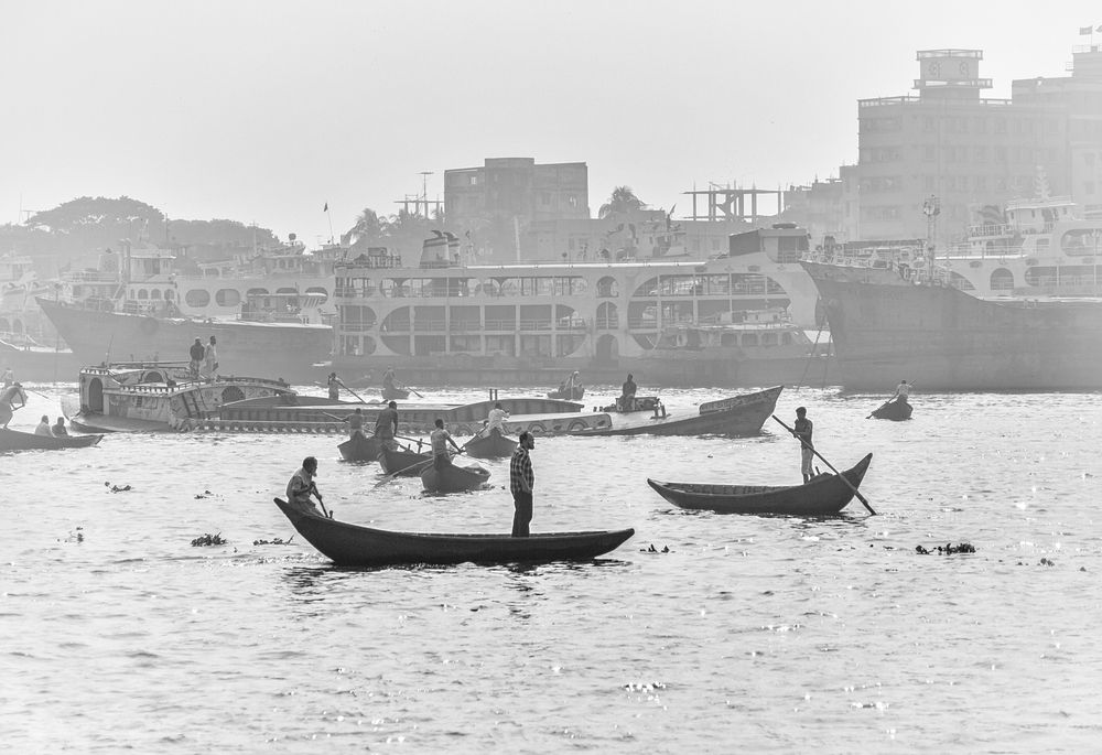 Люди в лодках