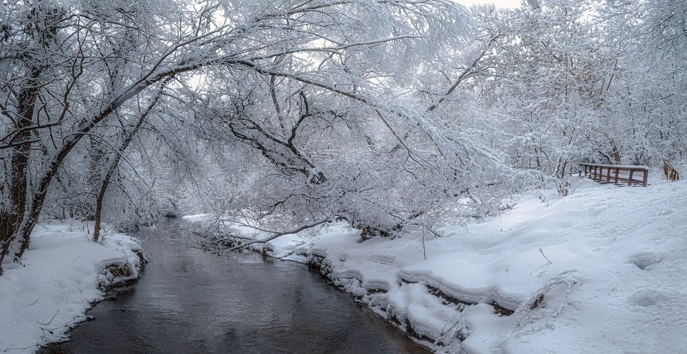 Деревянная лесенка с перилами.