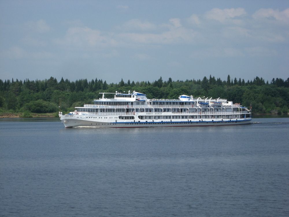 Прогулочный катер на Каме