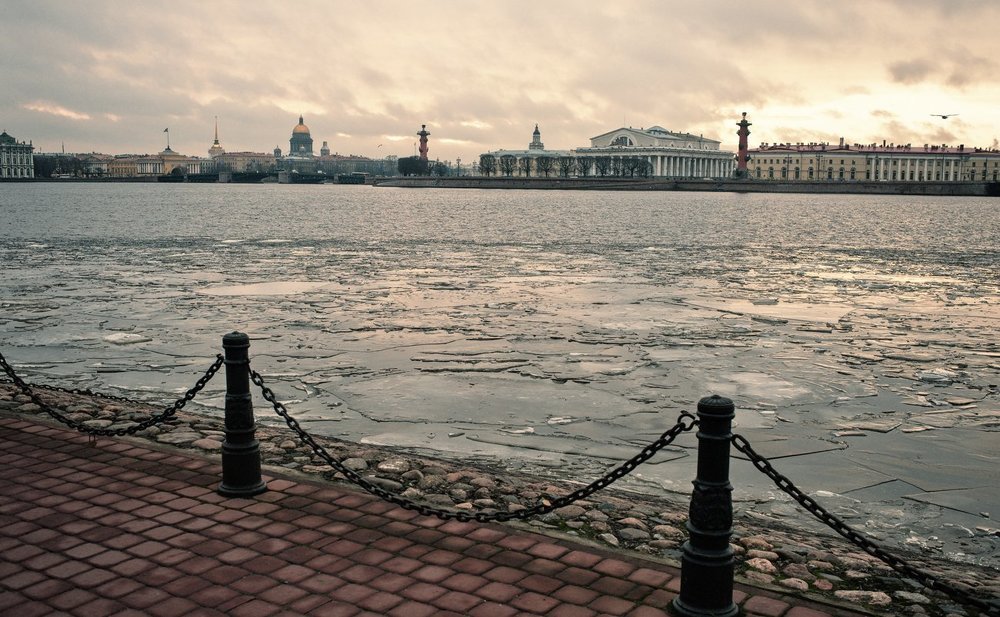Биржевая площадь. Вид от Петропавловской крепости. Санкт - Петербург.