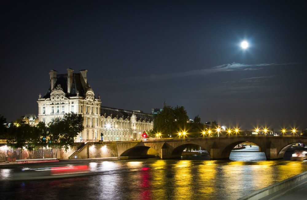 Лувр ночью