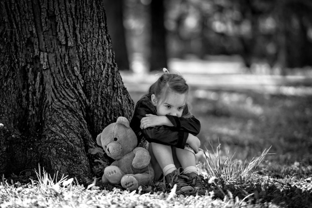 Little girl, big thoughts. / Маленькая девочка, большие мысли.