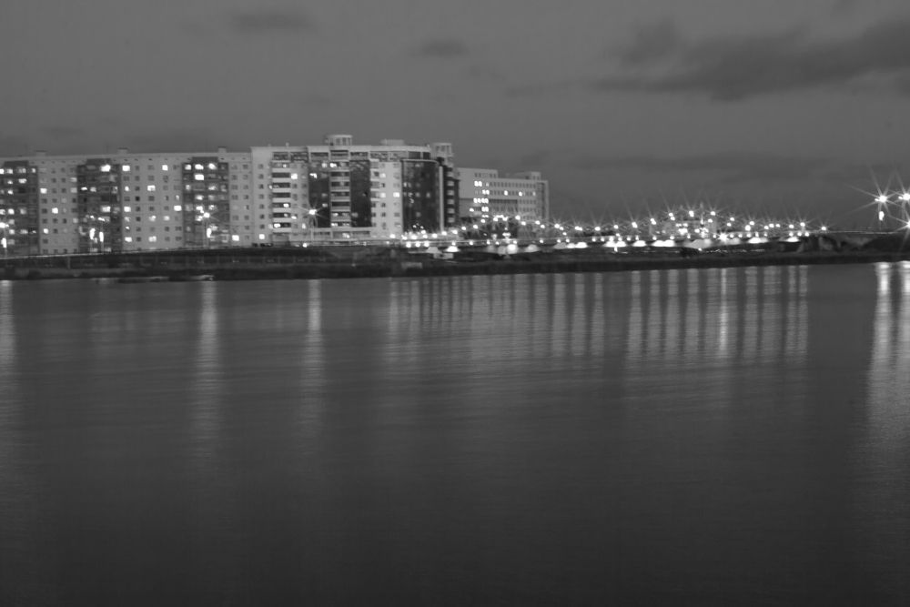 На берегу озеро.