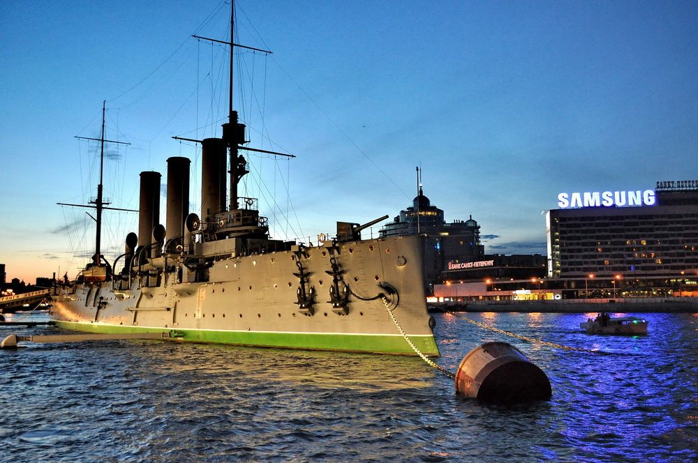 Что тебе снится крейсер Аврора в час, когда утро встает над Невой?