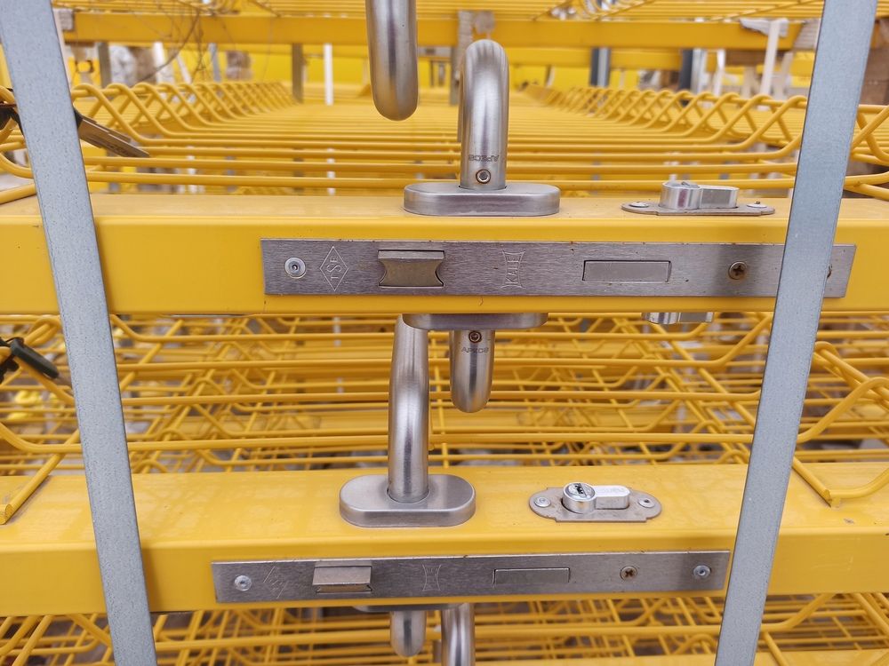 Голубое топливо имеет жёлтое обрамление!