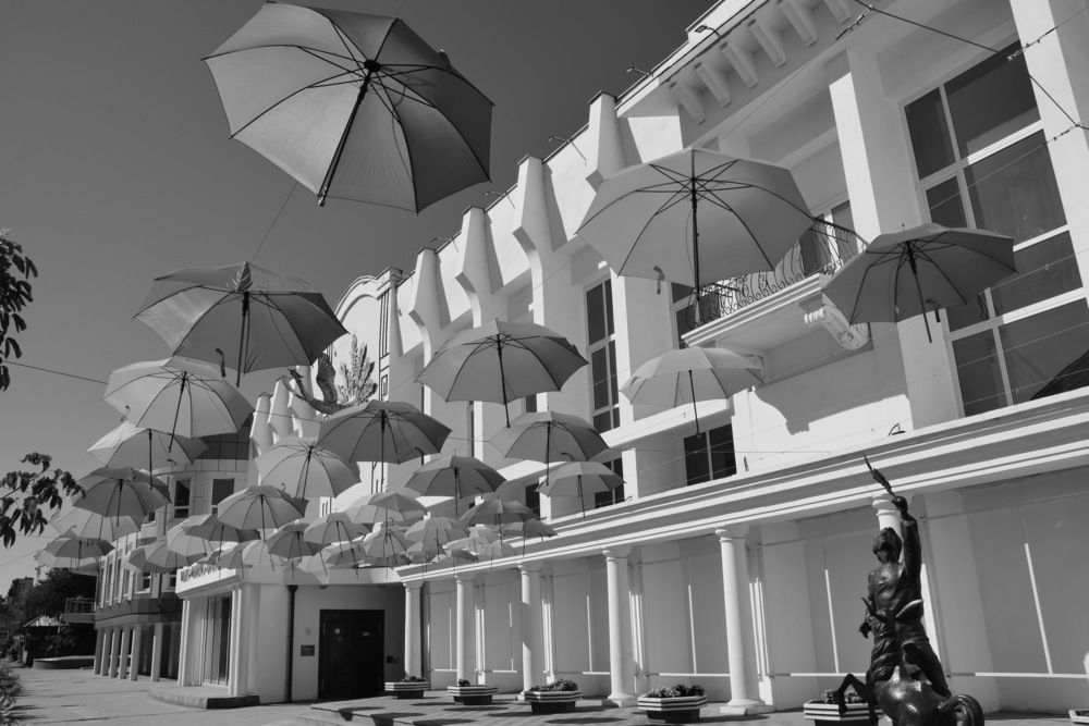 Под зонтиками