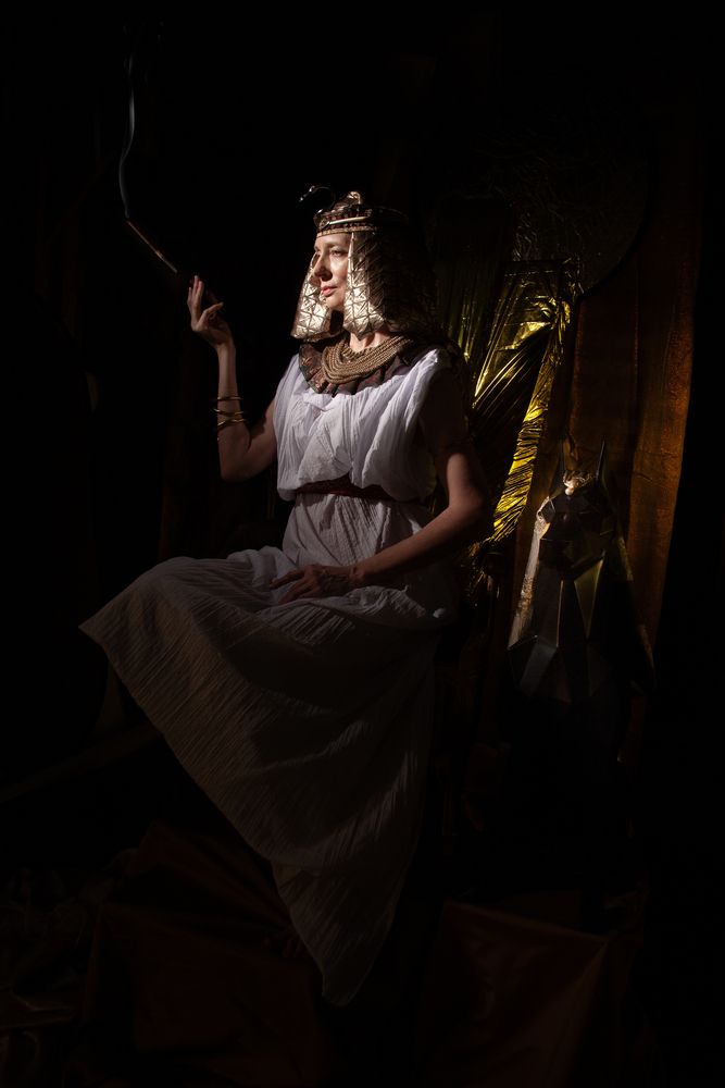 Бастет курит