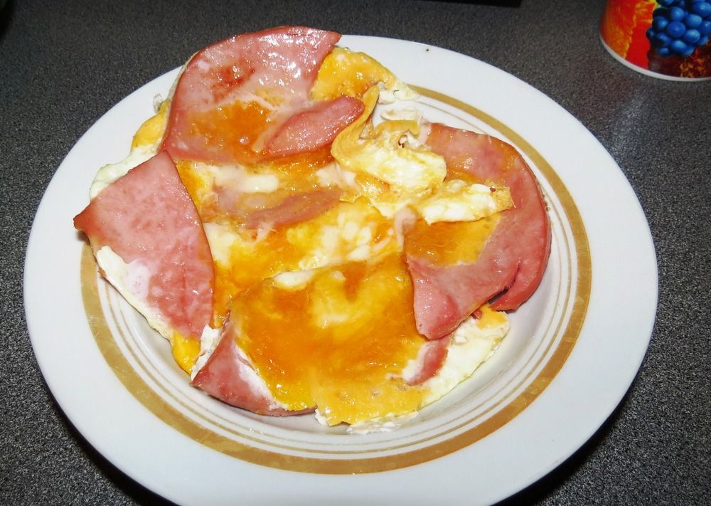 Яичница с колбасой