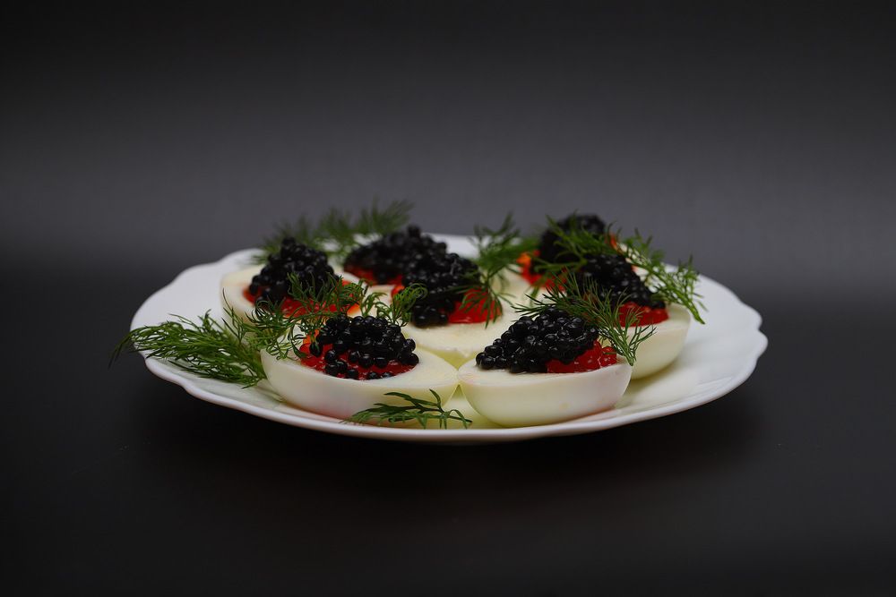 Яйца, фаршированные икрой.