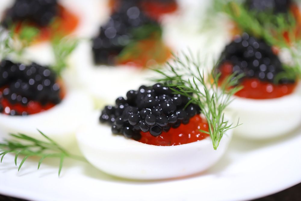 Яйца с икрой.