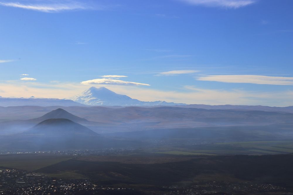 Вид на Эльбрус с горы Машук.