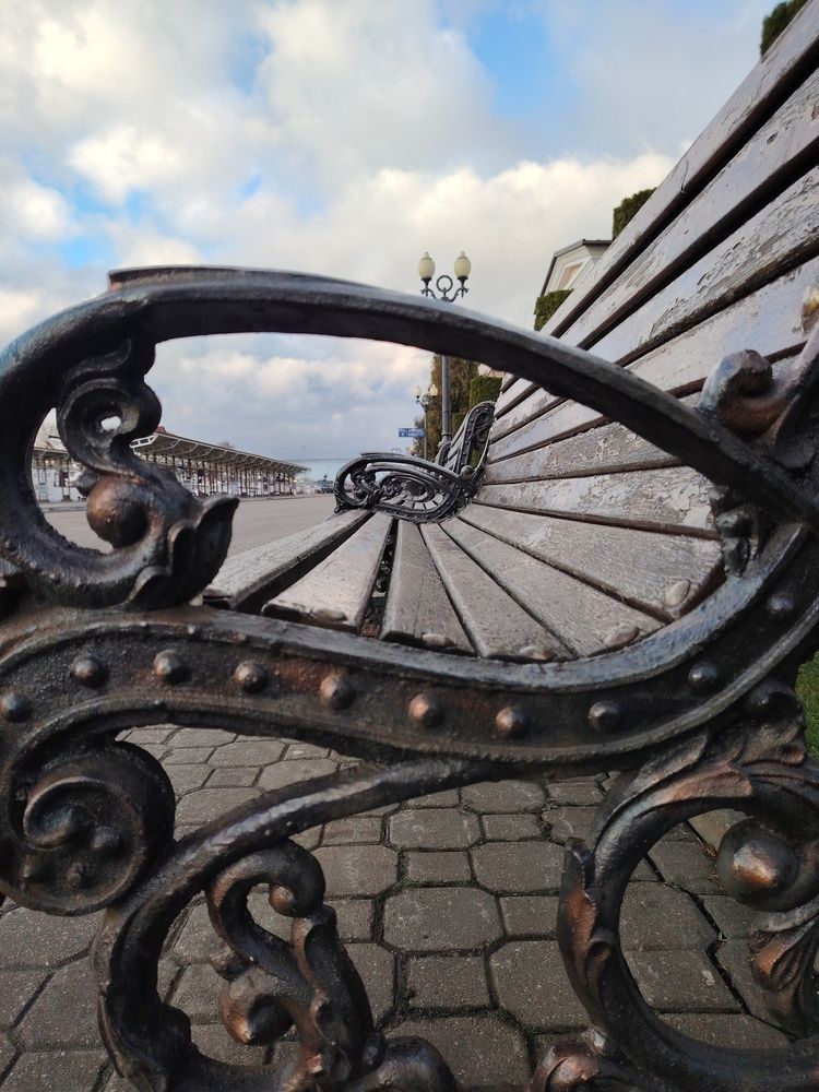 Вдоль перрона