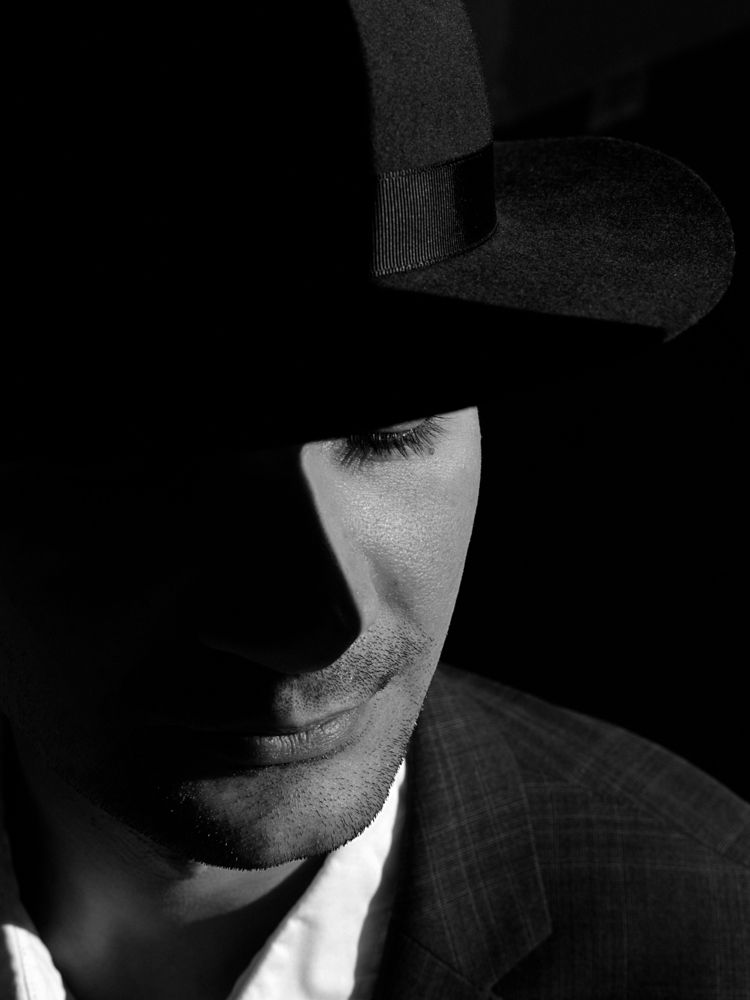 Черная шляпа с широкими полями (Black hat with wide brim)