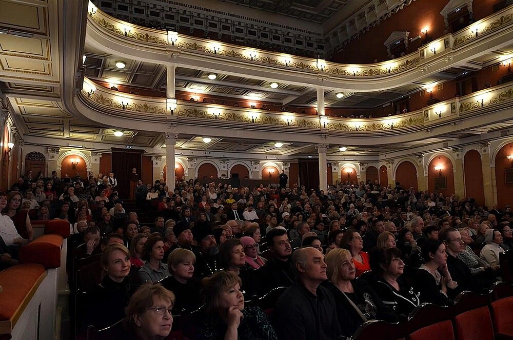 В зрительном зале