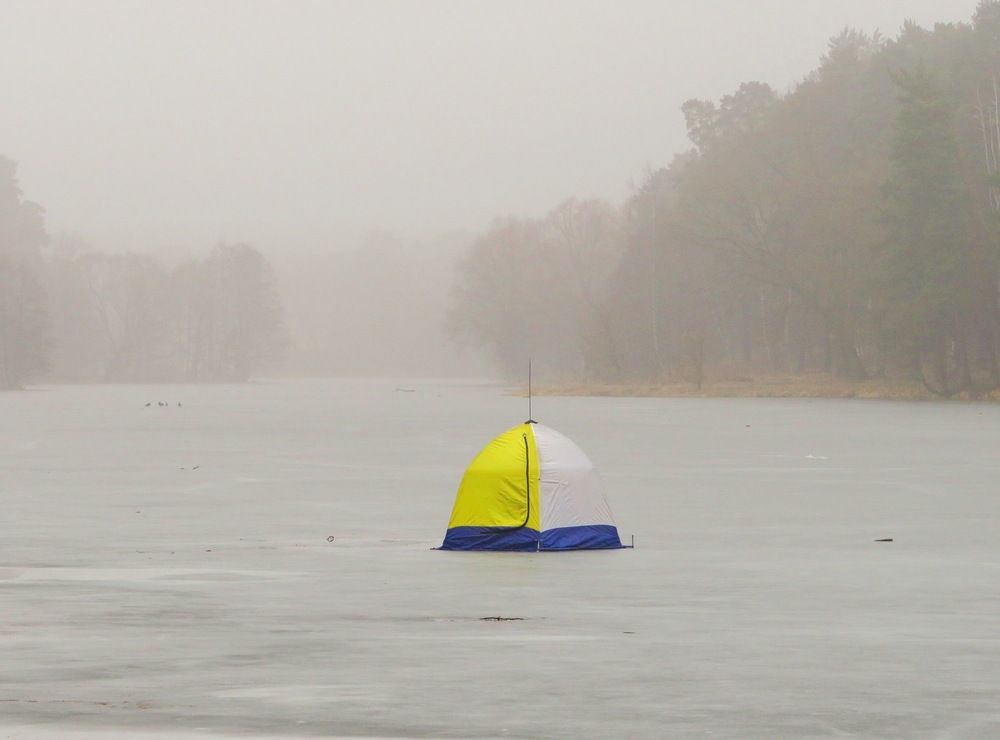 Палатка на туманном озере