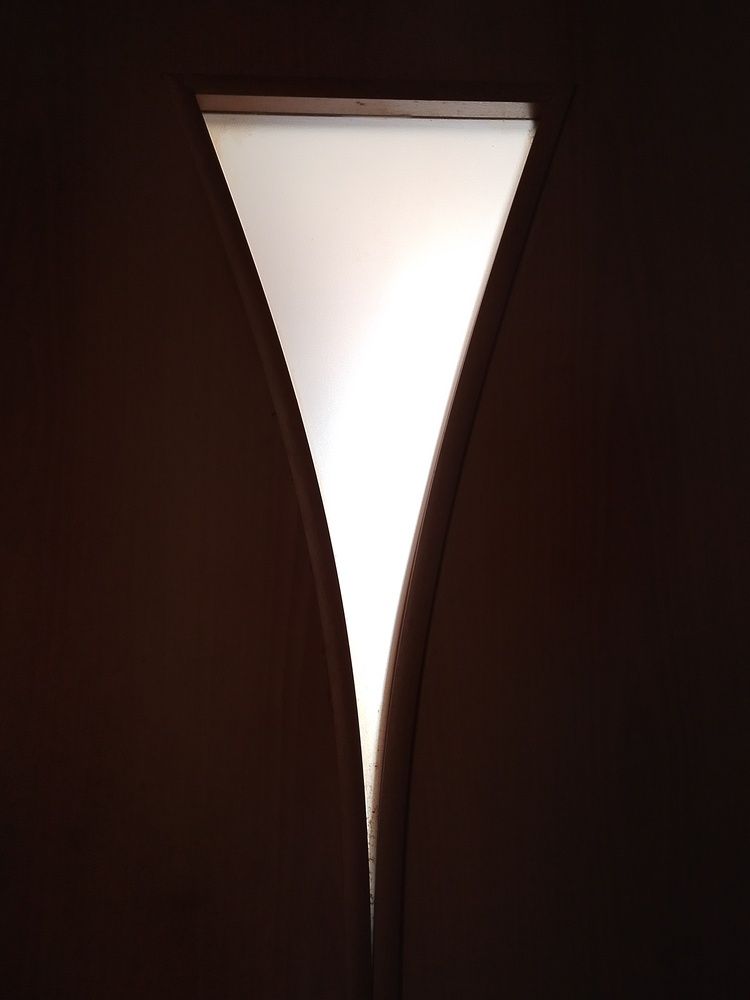 Узкое окно в двери. Коричневый цвет.