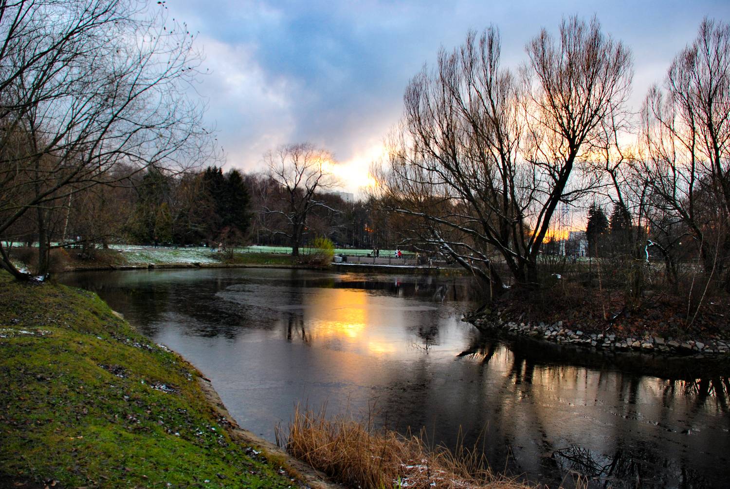 Пруд в закате дня
