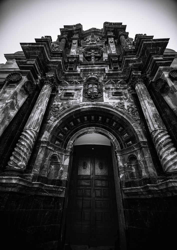 puerta del templo de la santa vera cruz