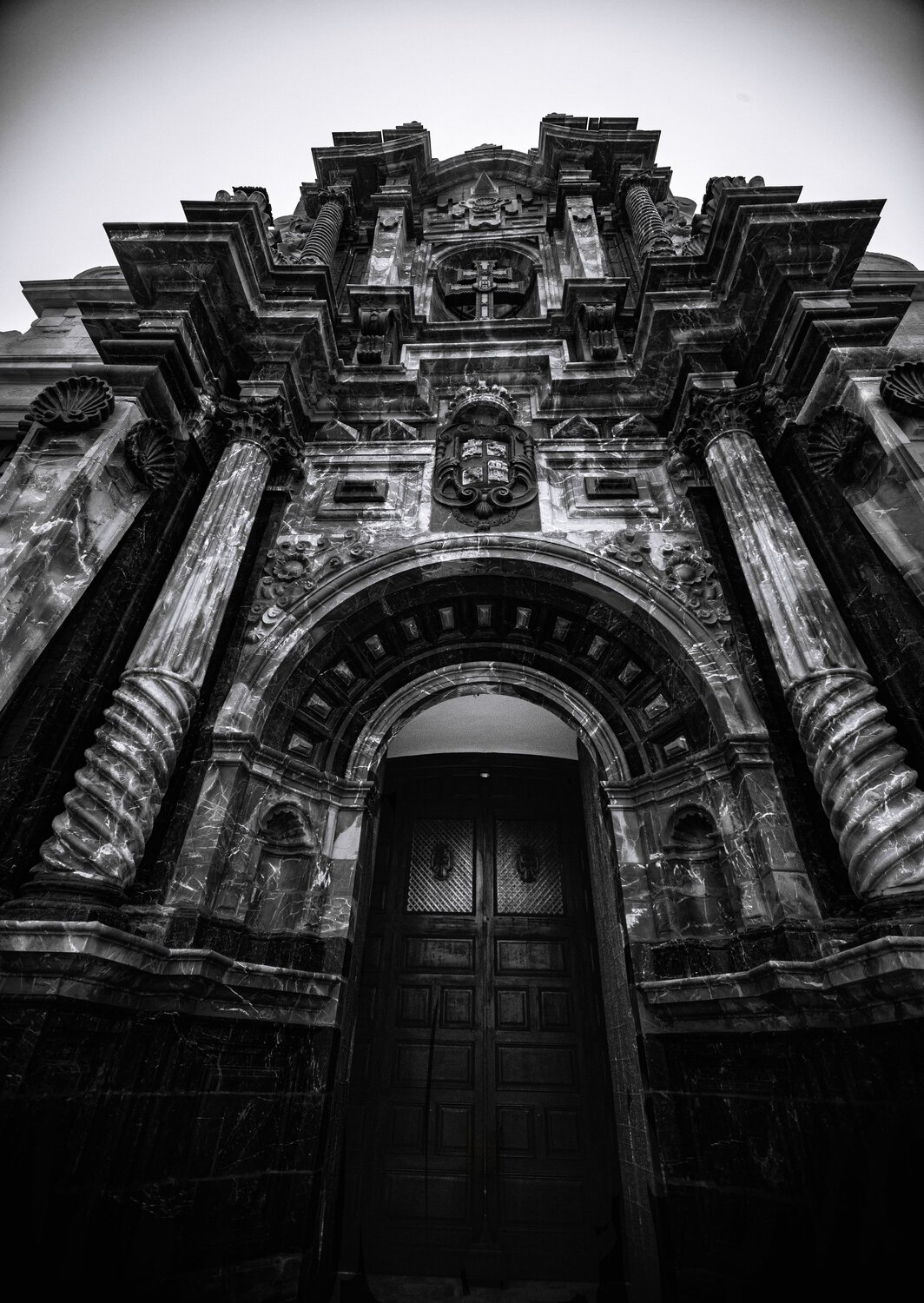 puerta del templo de la santa vera cruz