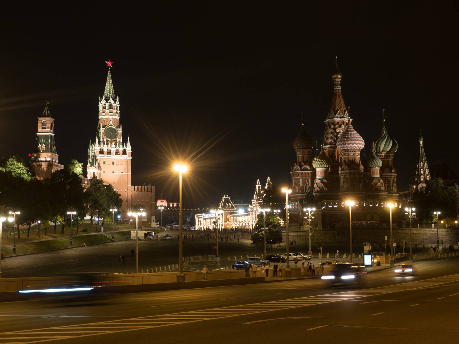 Москва. Красная площадь. Собор Покрова Пресвятой Богородицы и Спасская башня кремля