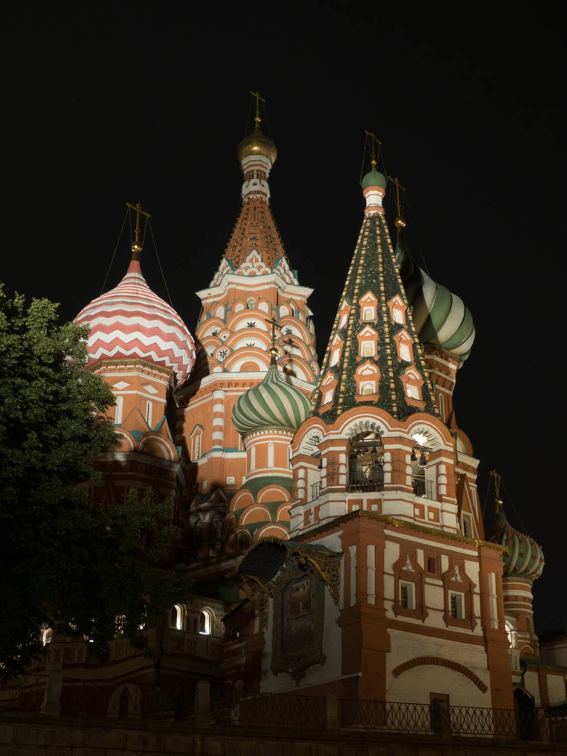 Москва. Красная площадь. Собор Покрова Пресвятой Богородицы и Спасская башня кремля Москва. Красная площадь. Собор Покрова Пресвятой Богородицы и Спасская башня кремля