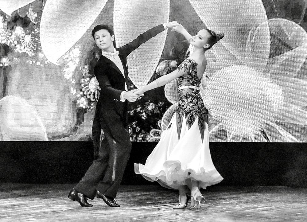 Танец с расстегнутой туфелькой...