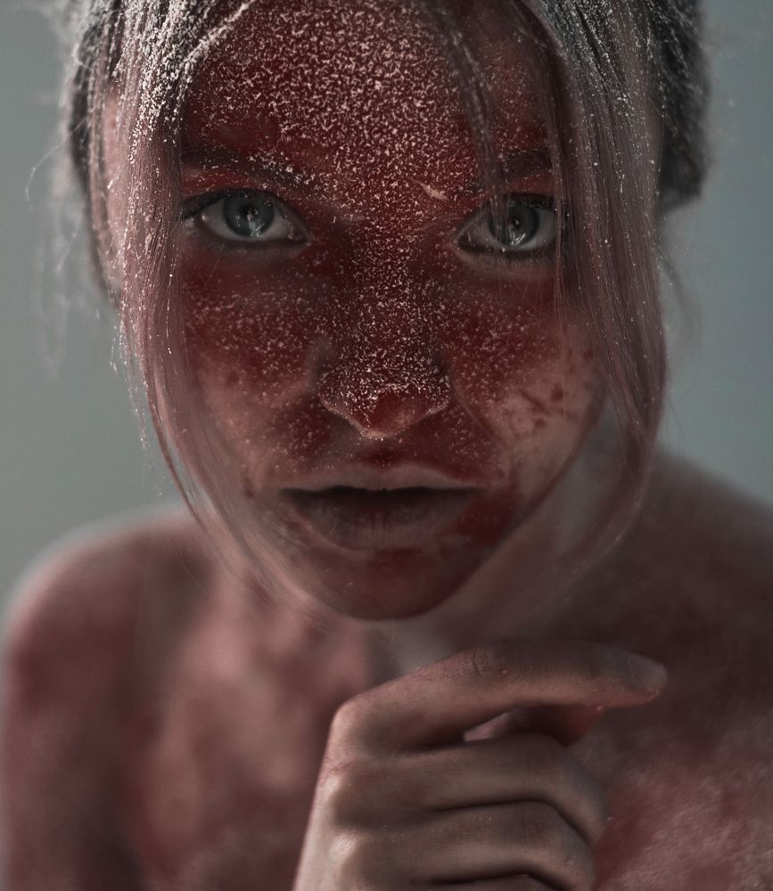 Девушка в красном