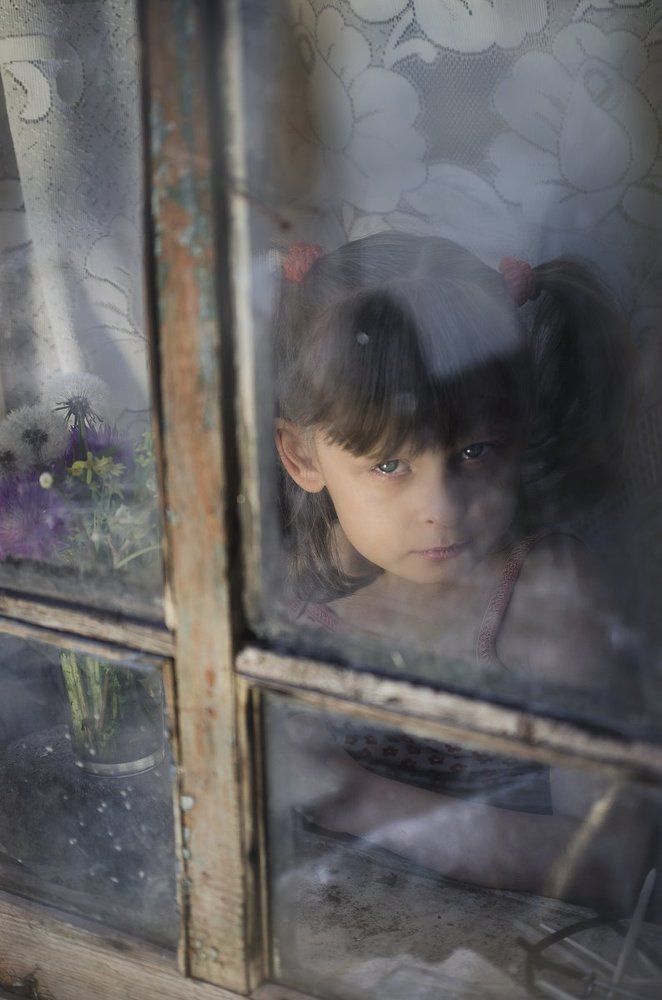 Девочка у окна....