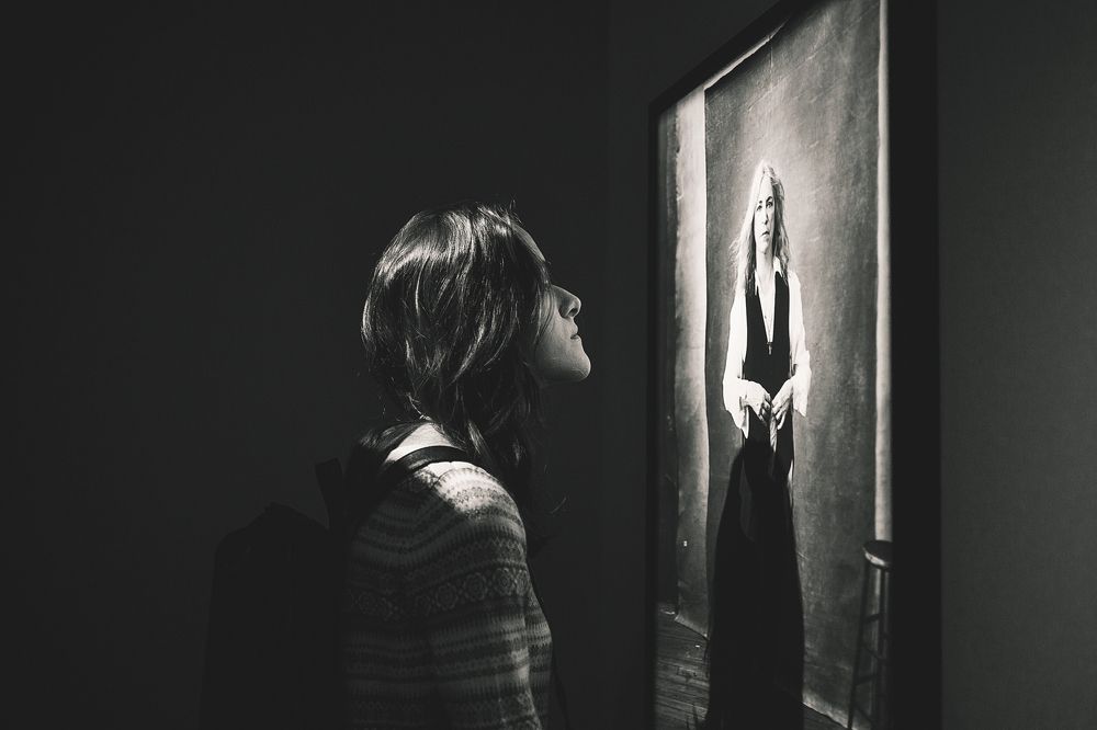 Девушка на фотовыставке